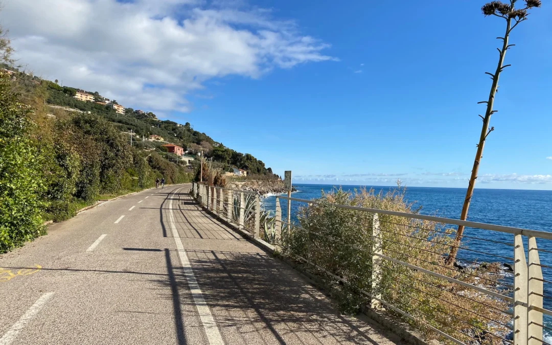 Ciclabile dei fiori: un pittoresco percorso lungo il mare sul binario dell’antica ferrovia